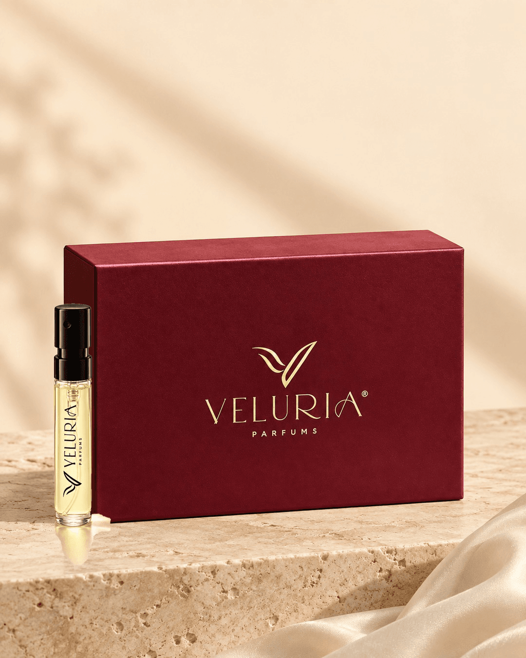 Vidro de 2ml da Veluria diante da caixa do kit A Descoberta